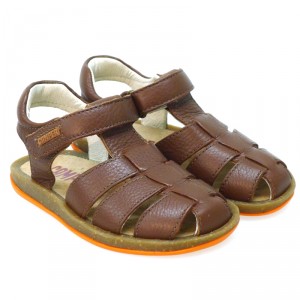 zapatos-de-nino-imprescindibles-en-verano-sandalia-cerrada-nino-camper-80177-cuero