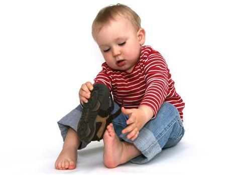 ensena-a-tus-hijos-a-ponserse-sus-zapatos-infantiles