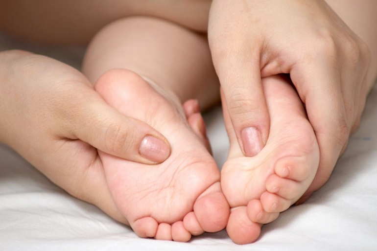Cuidar los pies de los niños