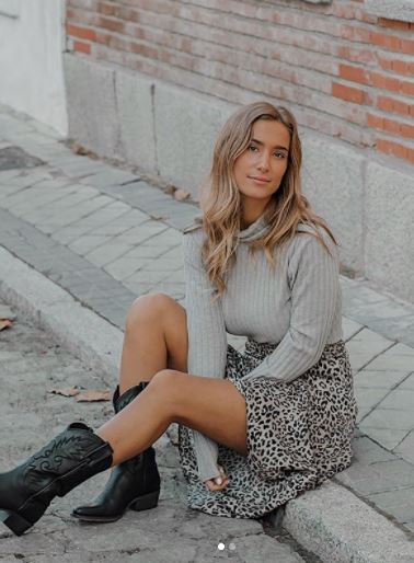 María Pombo con botas camperas y falda midi