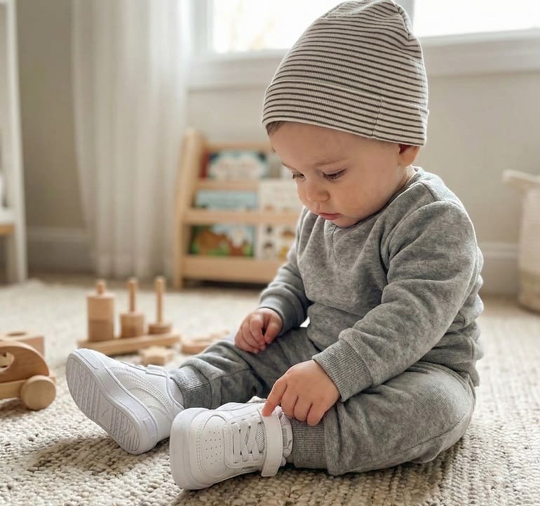 Leer ¿Velcro o Cordones? El mejor cierre para las zapatillas de tu bebé ¿Velcro o Cordones? El mejor cierre para las zapatillas de tu bebé