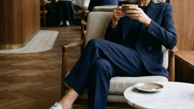 Zapatillas deportivas a los 60 años: Guía de estilo y comodidad 2026