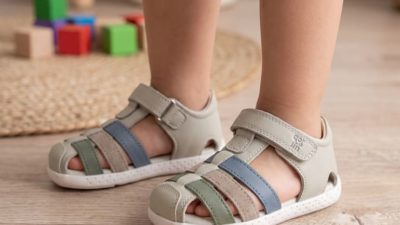 Sandalias Respetuosas vs. Menorquinas Barefoot: ¿Qué es mejor para los primeros pasos de tu bebé?