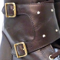 Botin Motero triple cierre y tachas Clarys 8845 Marron foto 7