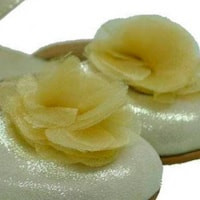 Merceditas metalizada oro con flor para ceremonia Carrile foto 5