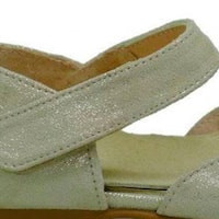Merceditas metalizada oro con flor para ceremonia Carrile foto 6
