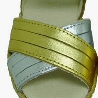 Sandalias yute trenzado niña Ugg Addilyn Metalic Oro-plata foto 5