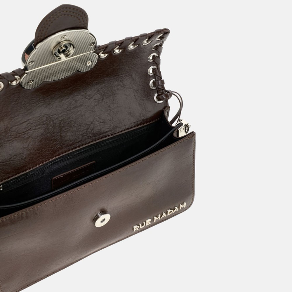 Bolso bandolera marrón tachas y flecos Rue Madam | Carrilé foto 3