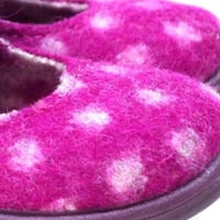ZAPATILLAS EN FORMA DE MERCEDITAS