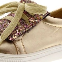 ZAPATILLAS CON MUCHOS DETALLES