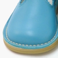 UN ZAPATO TIPO SANDALIA EN PIEL DE NAPA