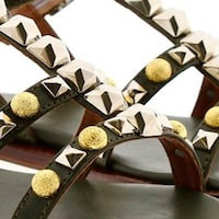 SANDALIAS CON TACHAS