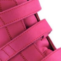 Bota con velcro y cremallera