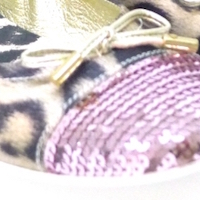 CON ESTAMPADO DE LEOPARDO Y PUNTERA DE LENTEJUELAS