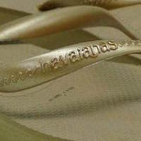 CHANCLAS CON TIRA FINA Y LOGO