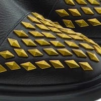 Tachuelas doradas en la puntera