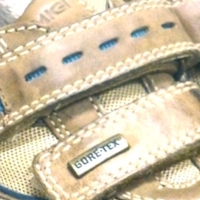 DISEÑO LLAMATIVO CON CIERRES DE VELCRO