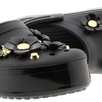 ¿CÓMO COMBINAR LOS ZUECOS CROCS?