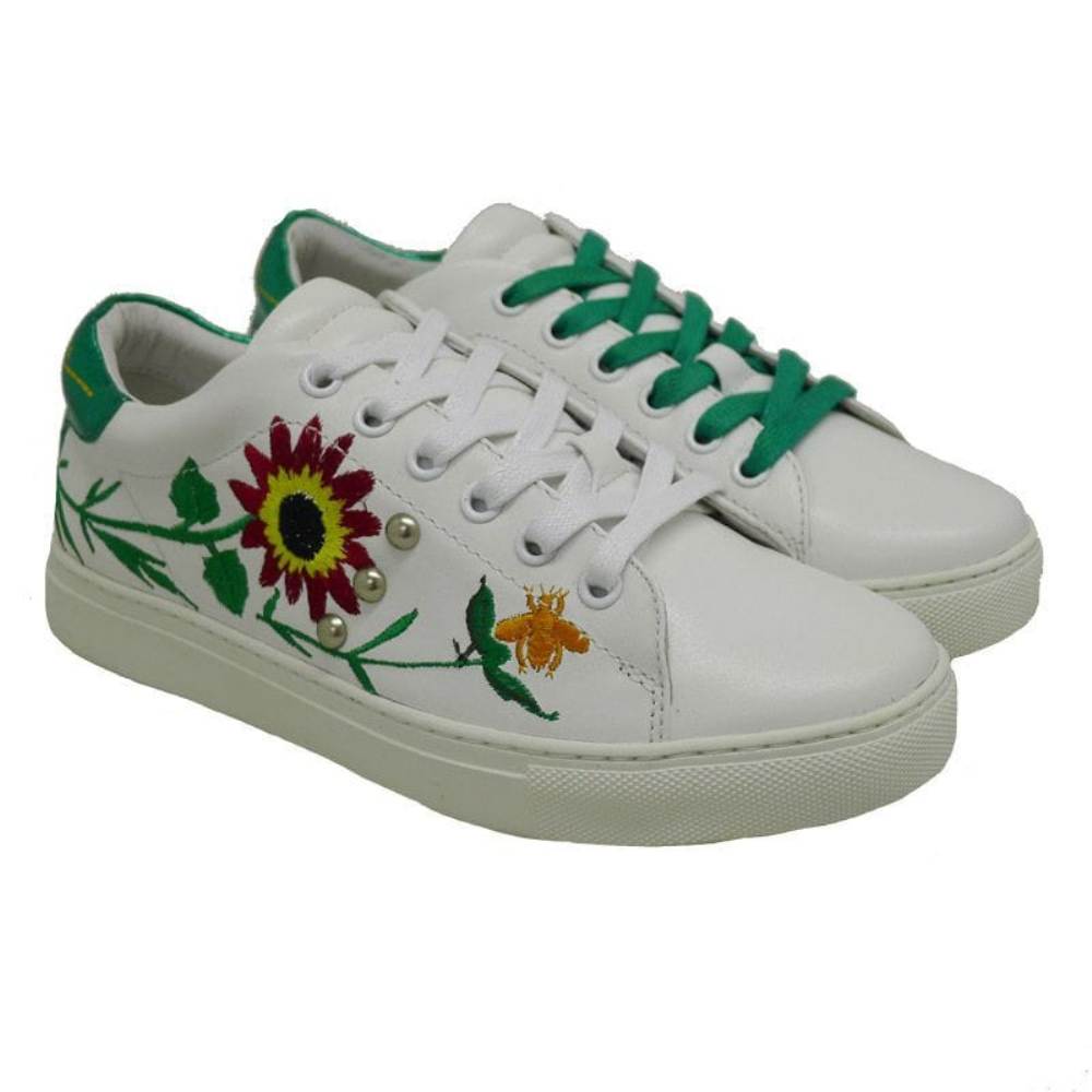 Zapatillas piel bordado flores Lola Cruz 149Z10BK