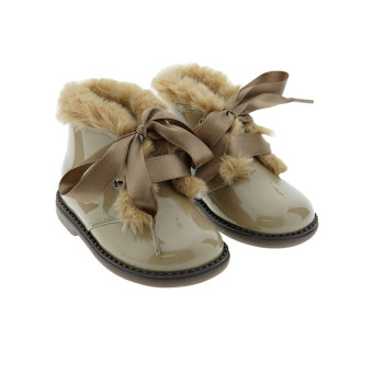 Botita charol pelito cordón 202928