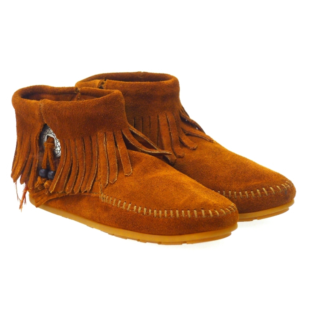 Botín bajo tipo indio con flecos marrón Minnetonka Concho Feather