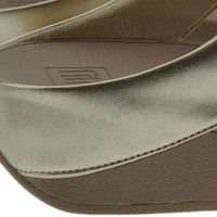 Sandalias ergonómicas mujer en dorado o verde con detalle metálico | Fit Flop foto 6