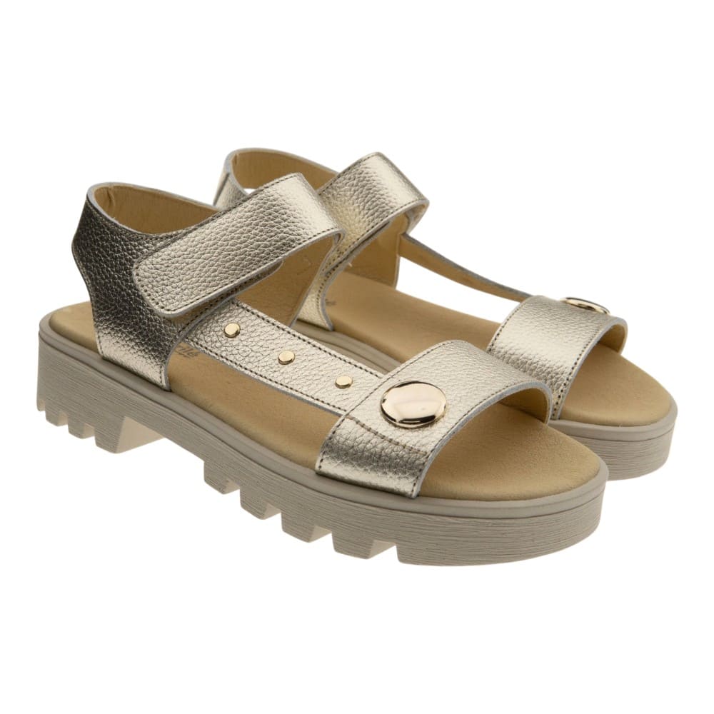Sandalias doradas tachas suela ancha Carrile 261489