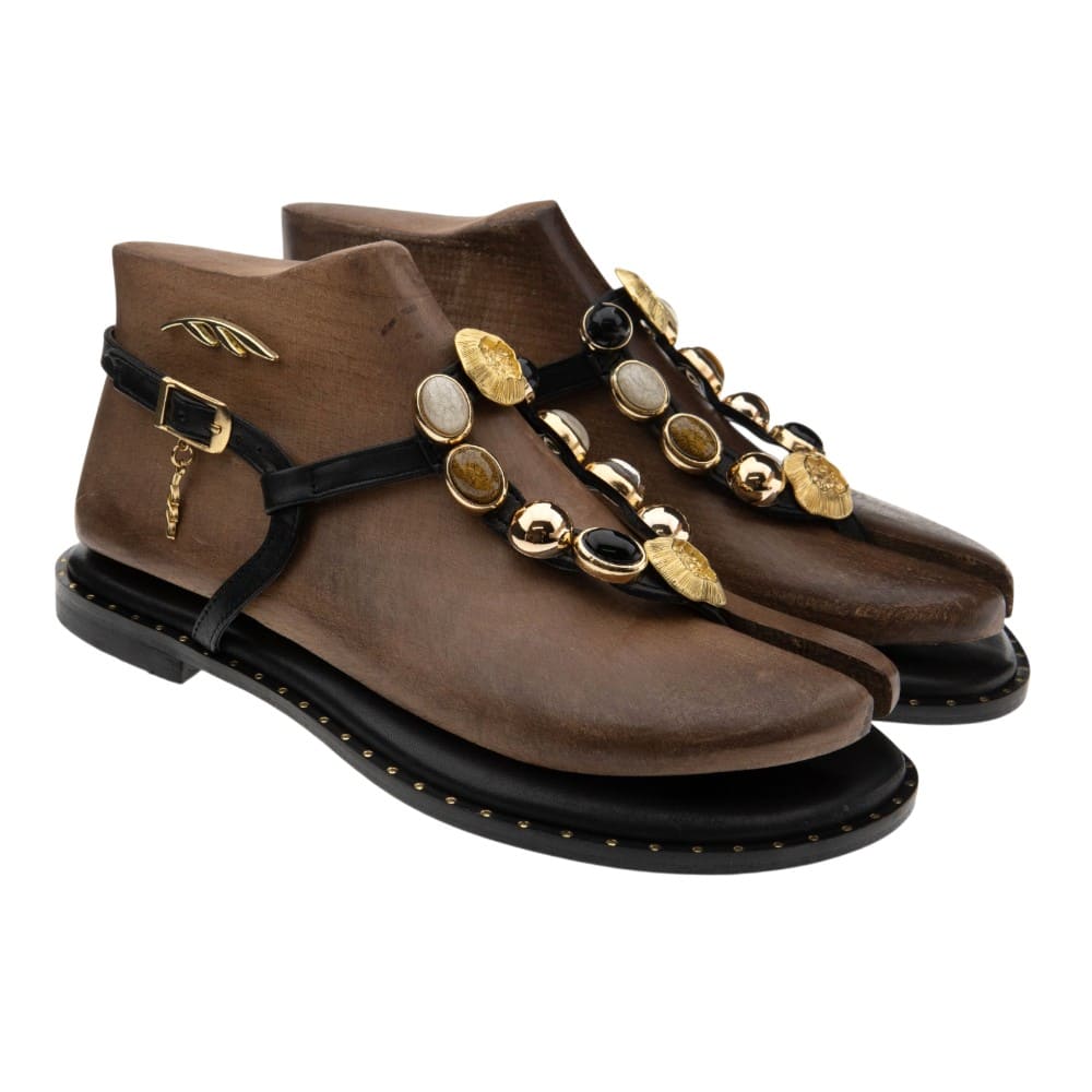 Sandalias planas dedo piedras colores Caryatis 62140