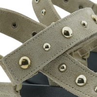 Sandalias planas cómodas camel con tachuelas Go Woman foto 7