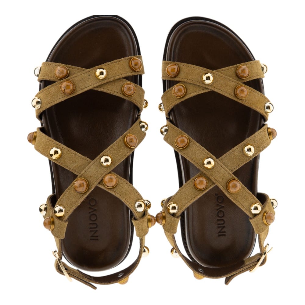 Sandalias Planas Inuovo con Tachuelas Doradas | Estilo Atemporal en Carrile foto 2