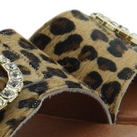 Sandalias animal print mujer con tacón bajo y pedrería | Carrilé Woman foto 5