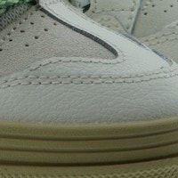 Zapatillas blancas Vans con suela beige y cordones verdes foto 5