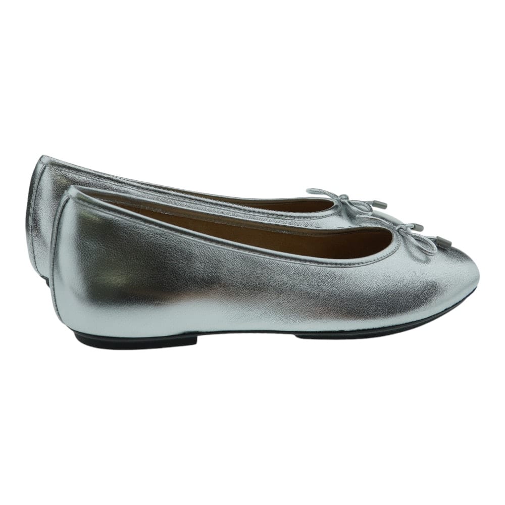 Compra Bailarinas FitFlop W Delicato Bow en Plata y Negro | Carrile foto 4