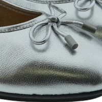 Compra Bailarinas FitFlop W Delicato Bow en Plata y Negro | Carrile foto 6